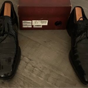 Men’s size 9 Black Alligator shoes. They have been warn twice.